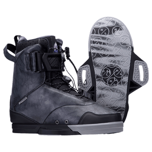 Defacto Binding 2023: Gray/black wakeboard boots with textured soles, adjustable straps, Fusion Plate.
